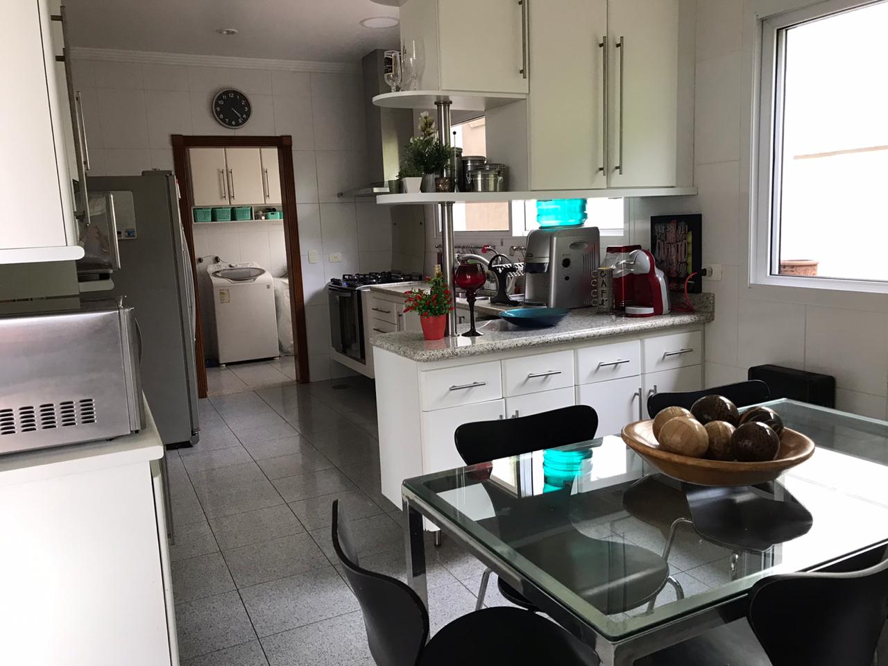 Cozinha com armários planejados